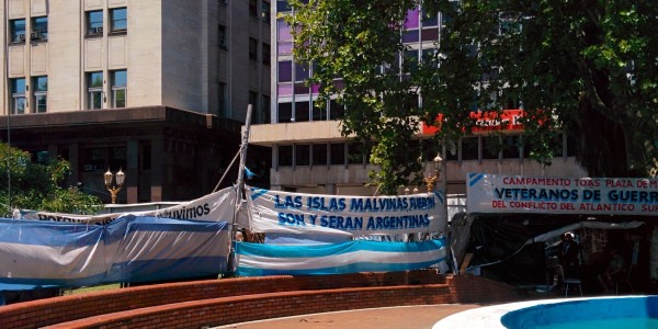 Plaza da Mayo : les Iles Malvines aux Argentins!