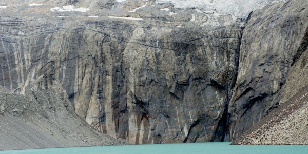 Le glacier coule dans le lagon