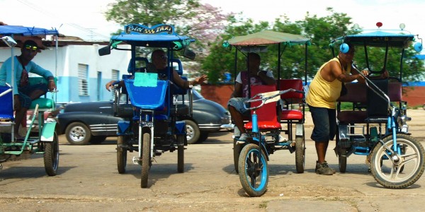 Vélo taxi attendant clients
