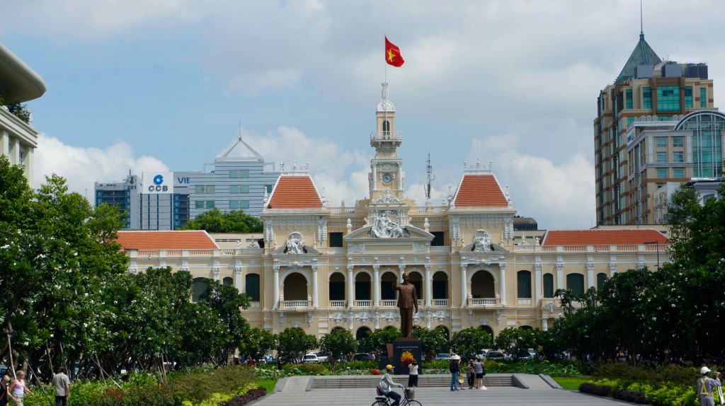 Hôtel de Ville avec statue d'Hô Chi Minh